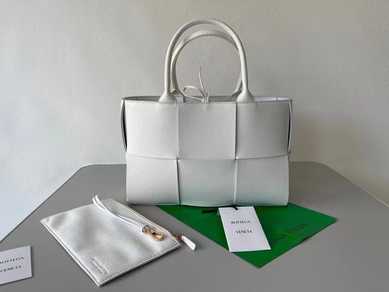 bo*te*ga Ve*ne*ta arco small tote in white grained leather