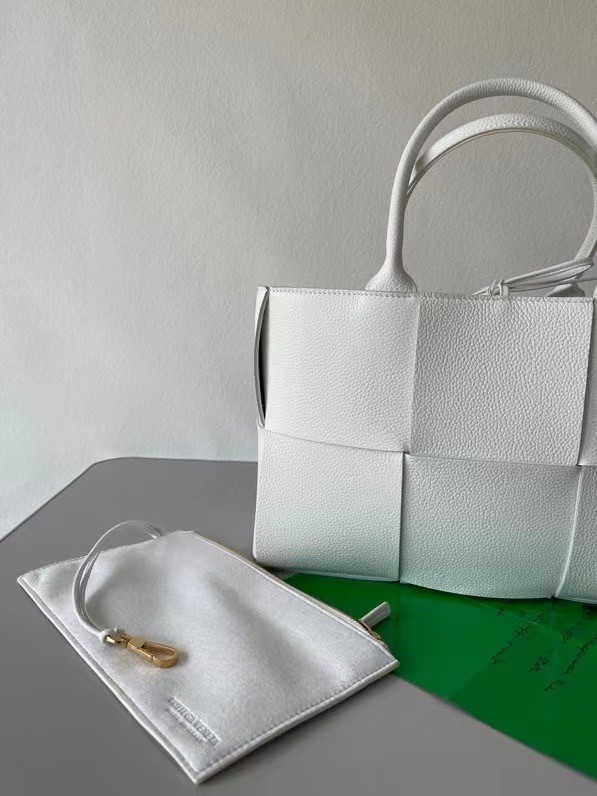 bo*te*ga Ve*ne*ta arco small tote in white grained leather