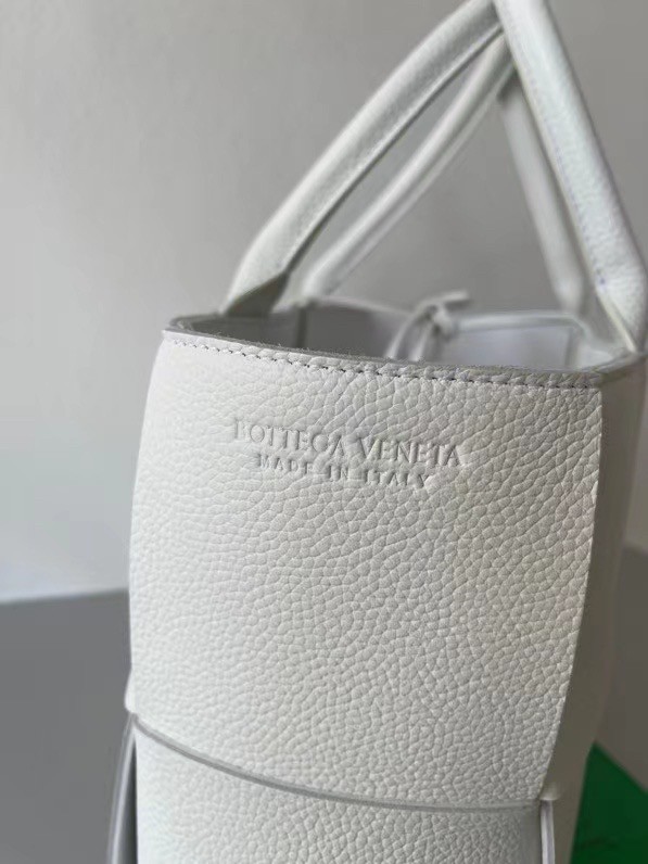 bo*te*ga Ve*ne*ta arco small tote in white grained leather