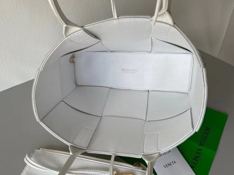 bo*te*ga Ve*ne*ta arco small tote in white grained leather