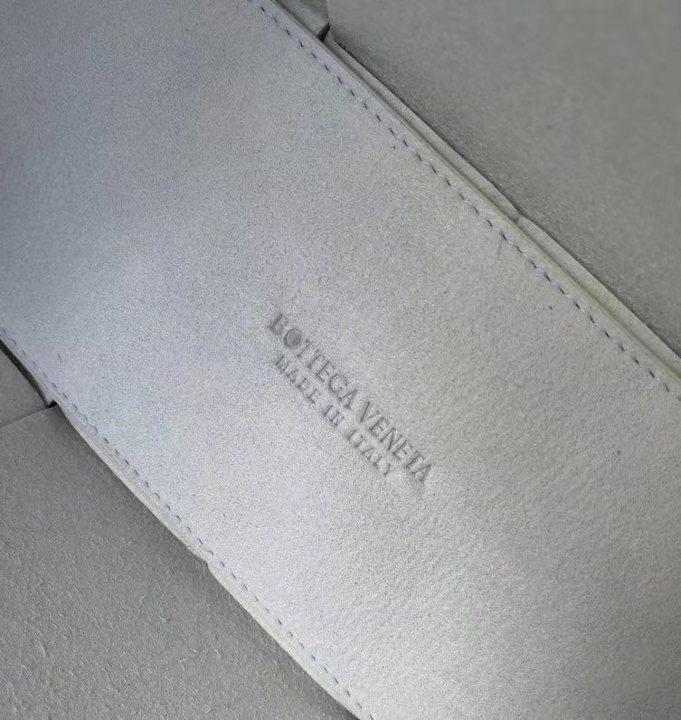 bo*te*ga Ve*ne*ta arco small tote in white grained leather