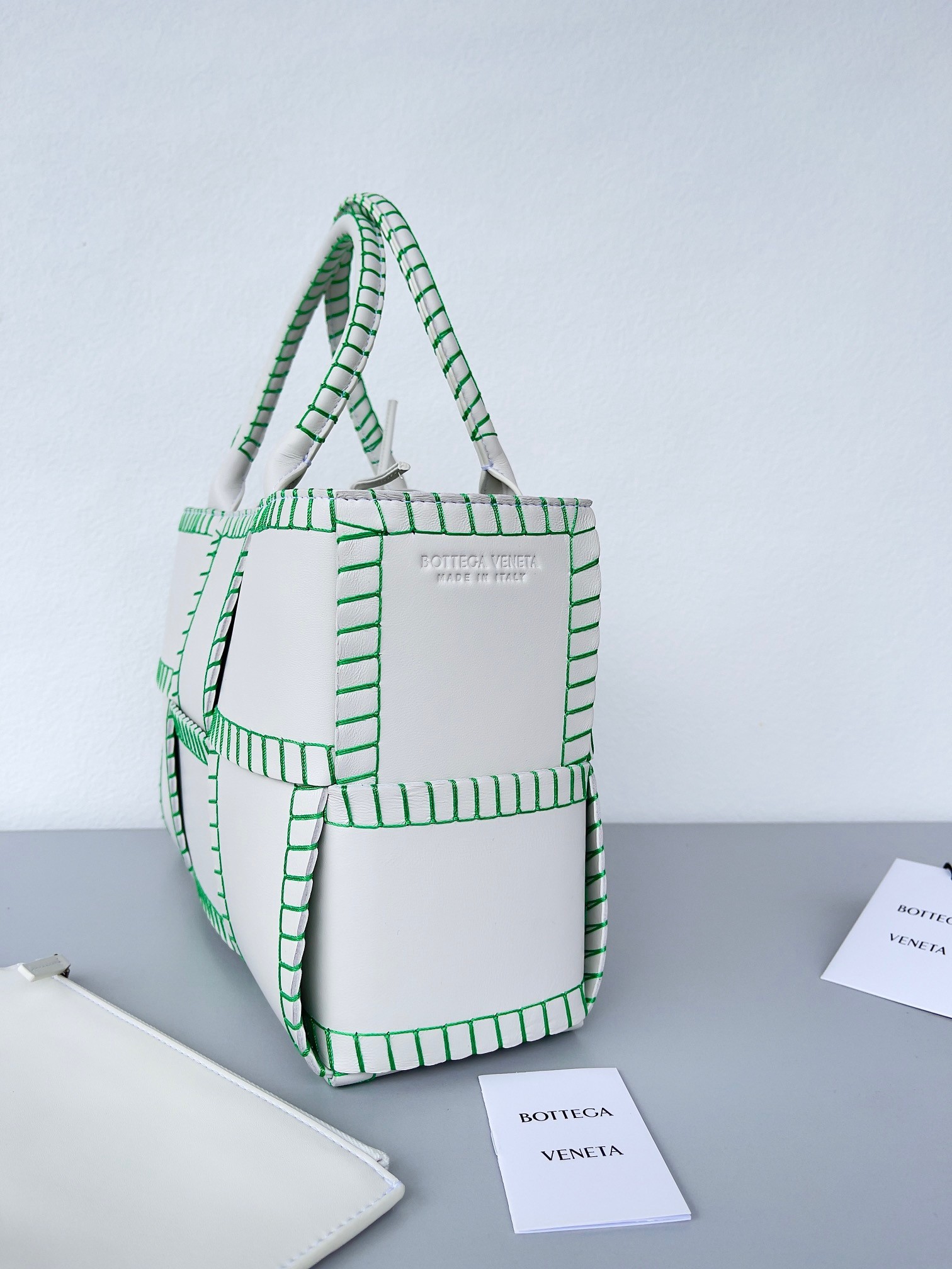 bo*te*ga Ve*ne*ta white arco small tote with green overlock stitching
