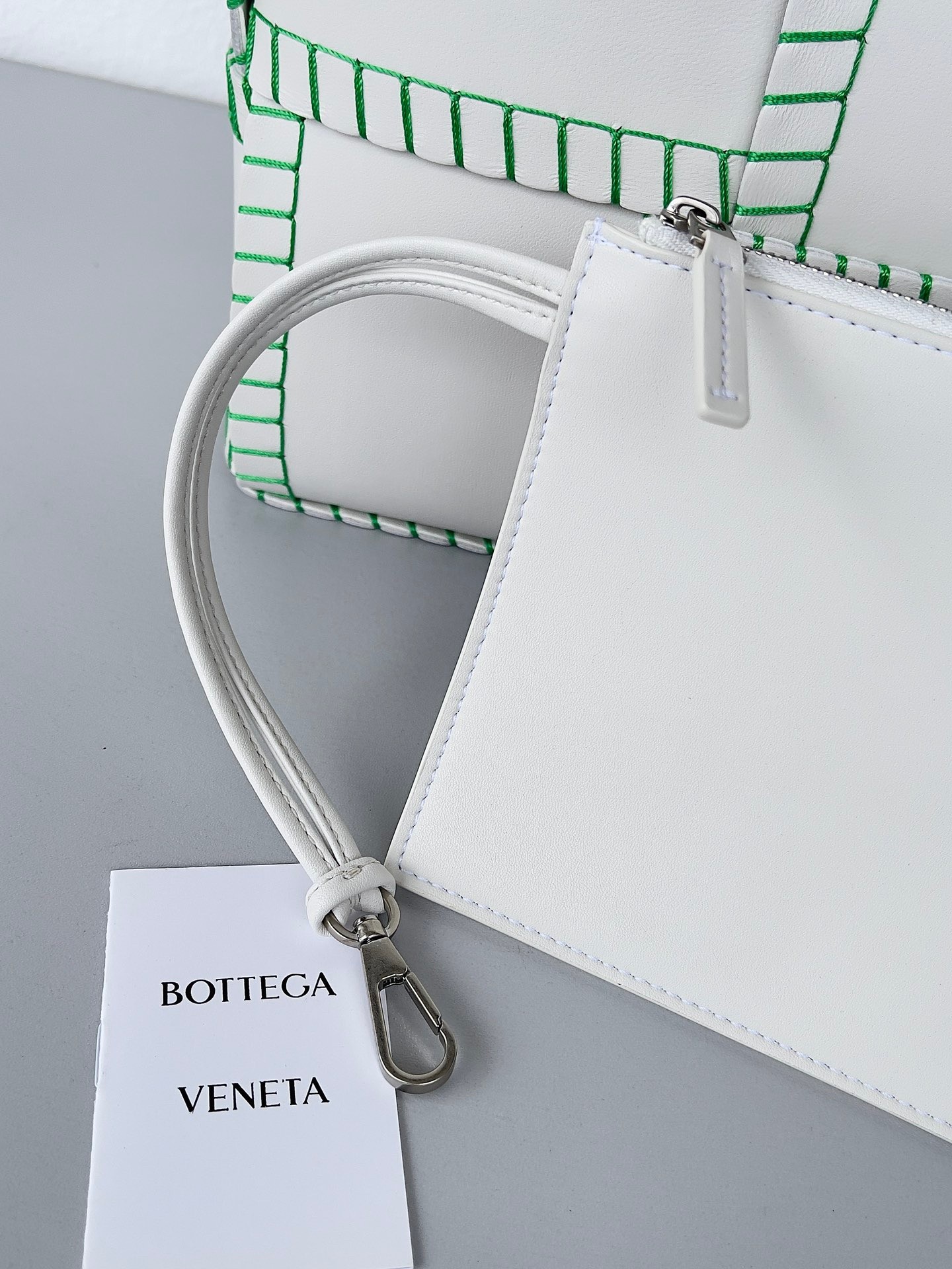 bo*te*ga Ve*ne*ta white arco small tote with green overlock stitching