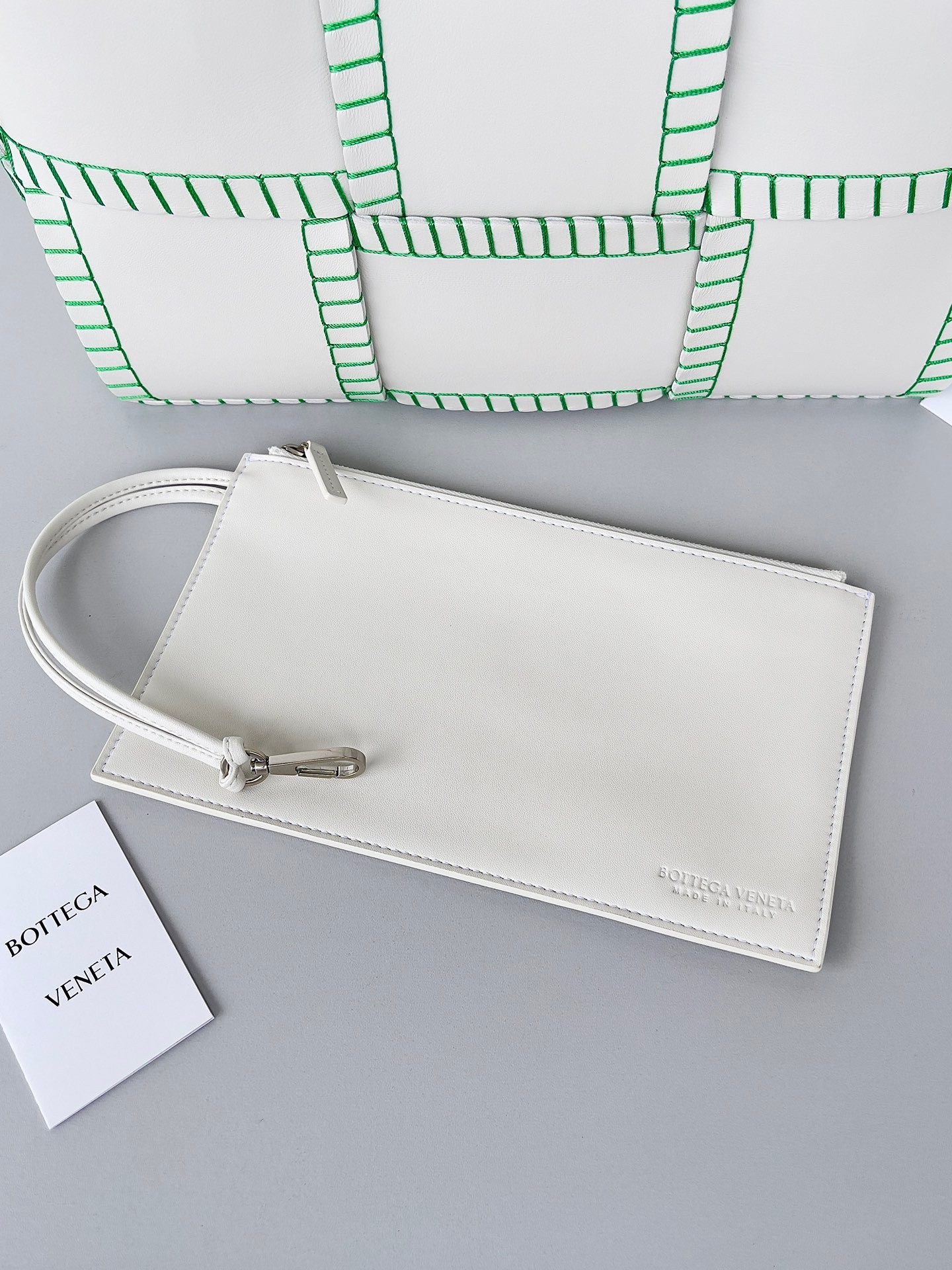 bo*te*ga Ve*ne*ta white arco small tote with green overlock stitching