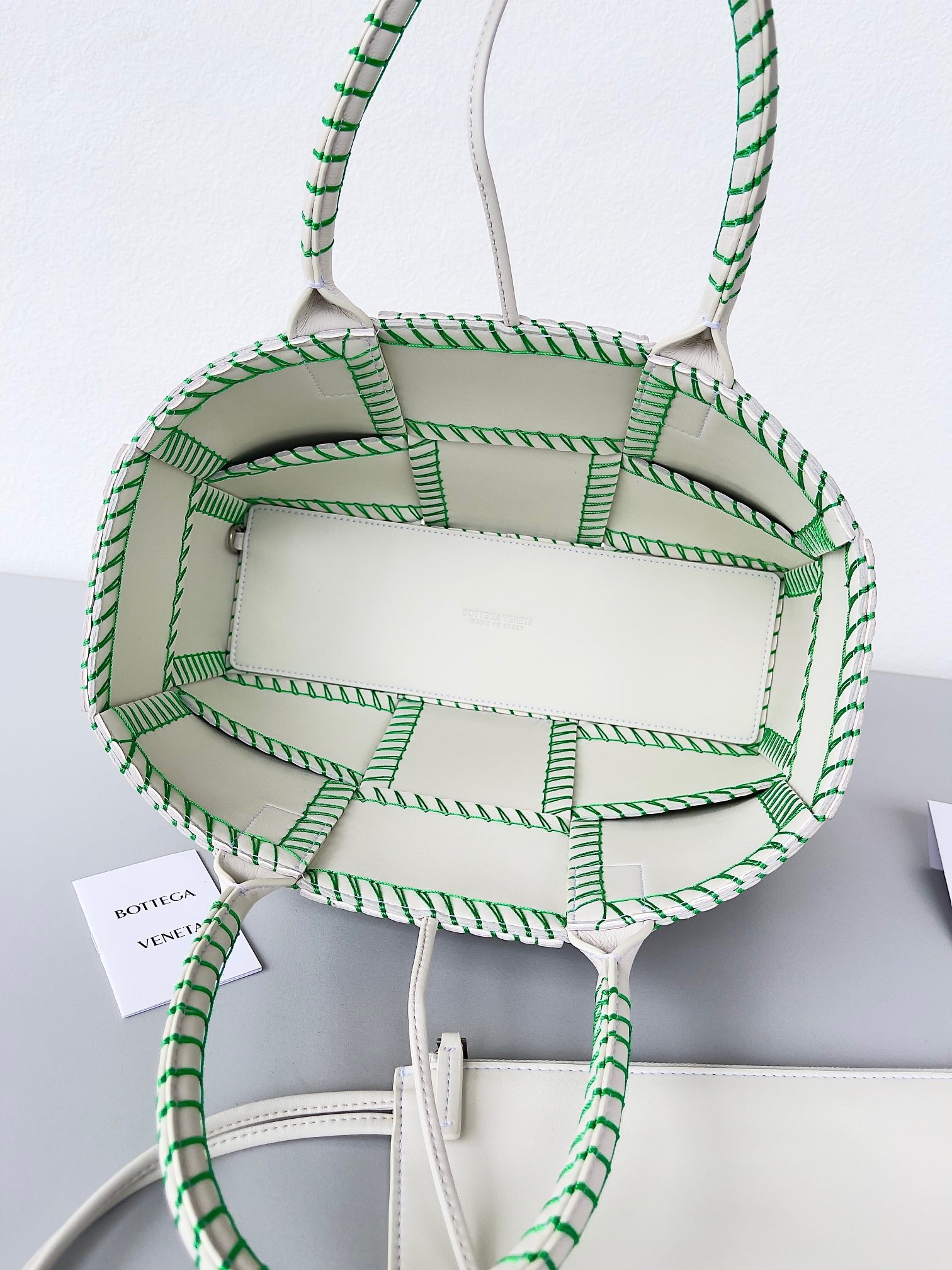 bo*te*ga Ve*ne*ta white arco small tote with green overlock stitching
