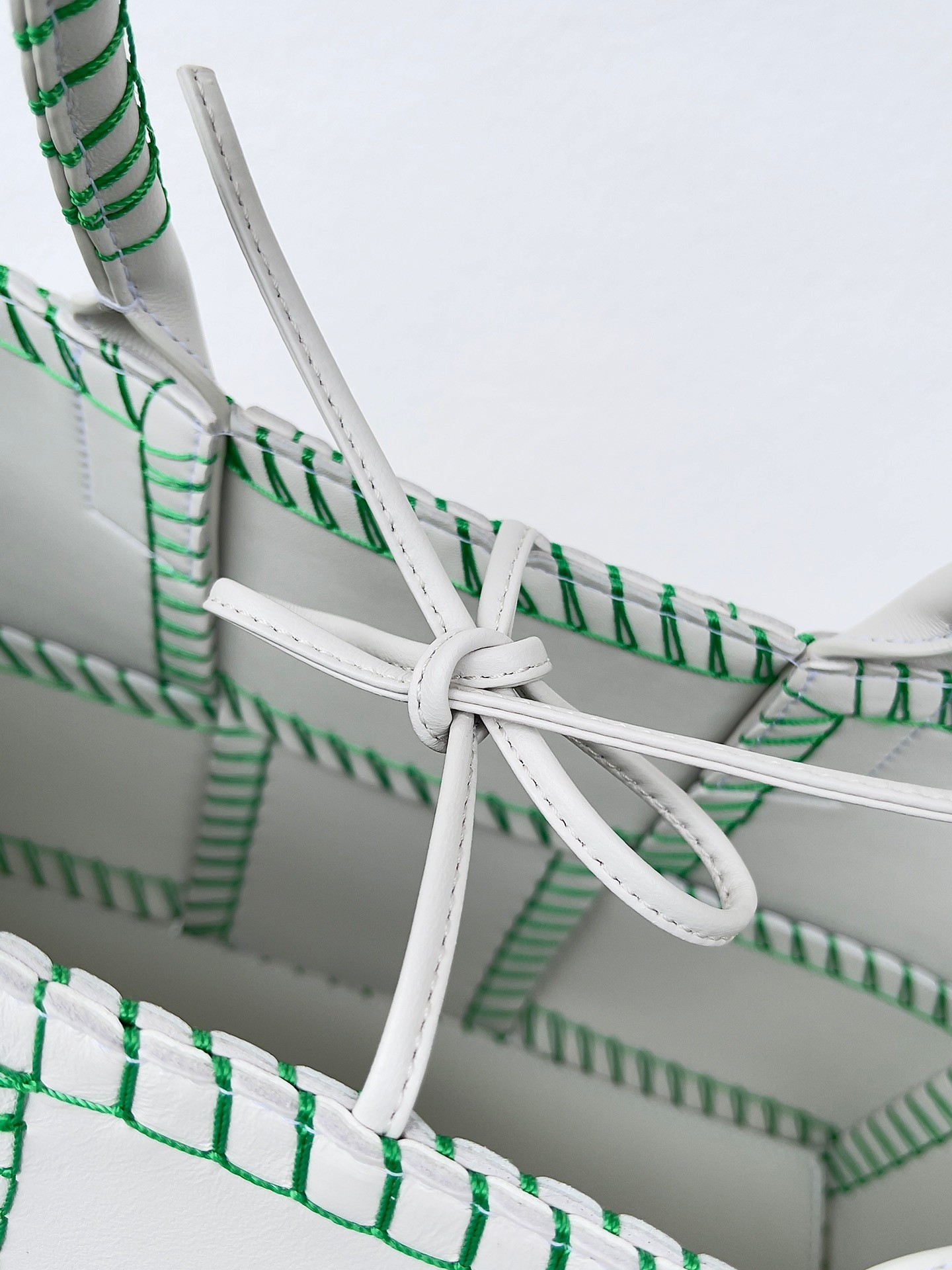 bo*te*ga Ve*ne*ta white arco small tote with green overlock stitching