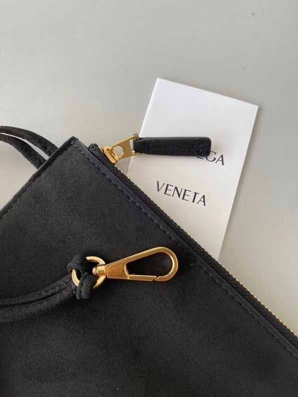 bo*te*ga Ve*ne*ta arco medium tote in black intrecciato leather