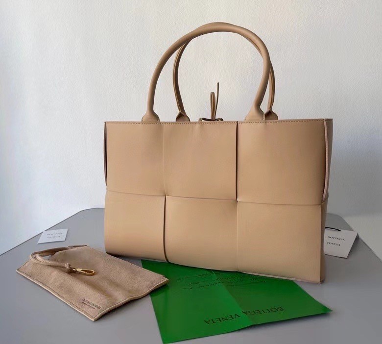 bo*te*ga Ve*ne*ta arco medium tote in beige intrecciato lambskin