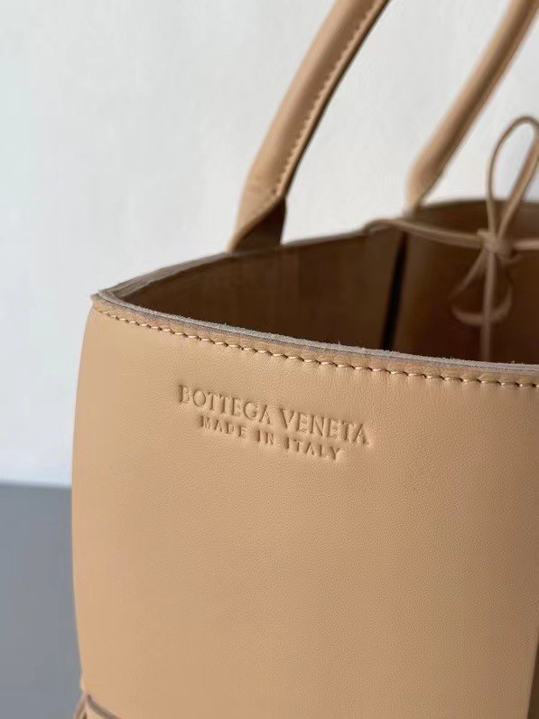 bo*te*ga Ve*ne*ta arco medium tote in beige intrecciato lambskin