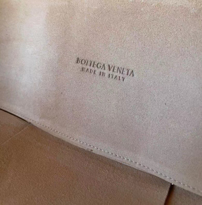 bo*te*ga Ve*ne*ta arco medium tote in beige intrecciato lambskin