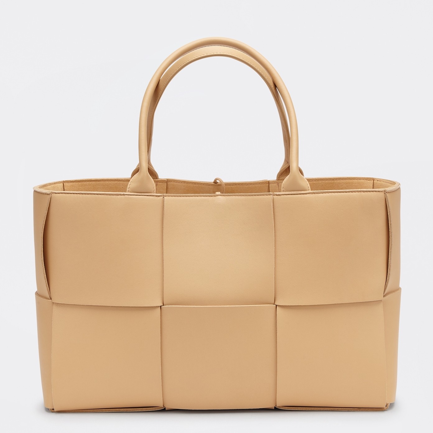 bo*te*ga Ve*ne*ta arco medium tote in beige intrecciato lambskin