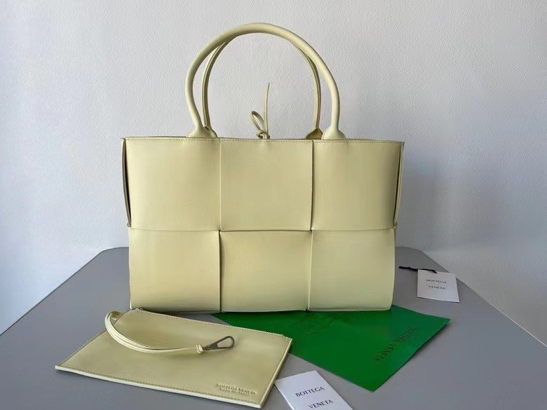 bo*te*ga Ve*ne*ta arco medium tote in cream intrecciato lambskin