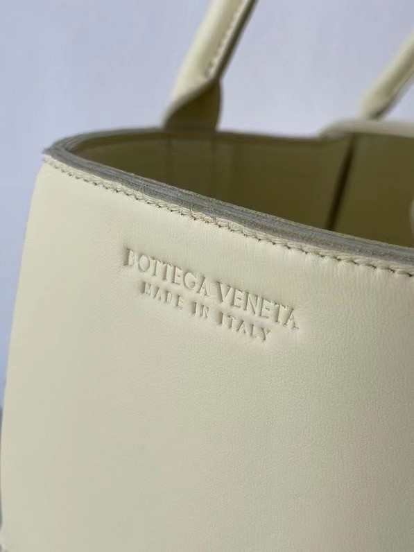 bo*te*ga Ve*ne*ta arco medium tote in cream intrecciato lambskin