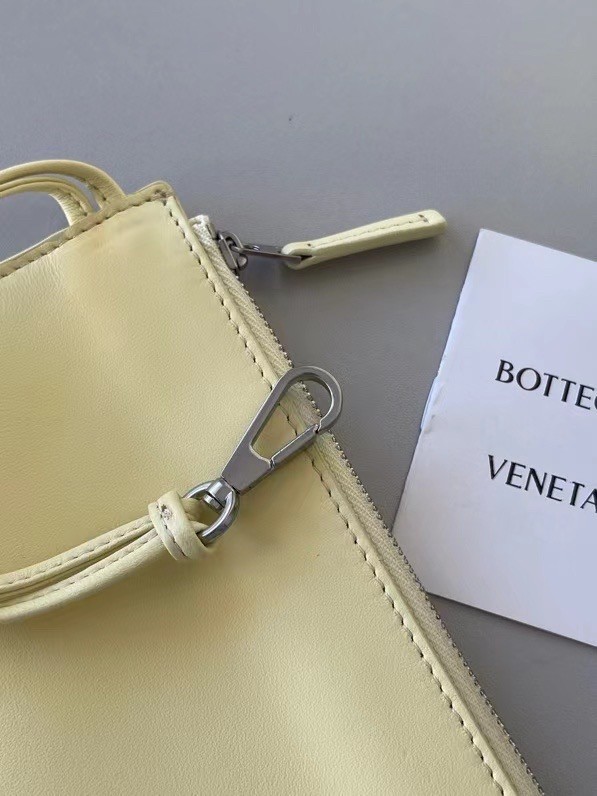 bo*te*ga Ve*ne*ta arco medium tote in cream intrecciato lambskin