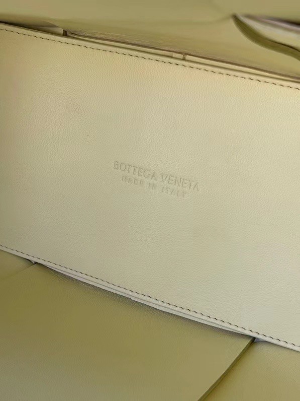 bo*te*ga Ve*ne*ta arco medium tote in cream intrecciato lambskin