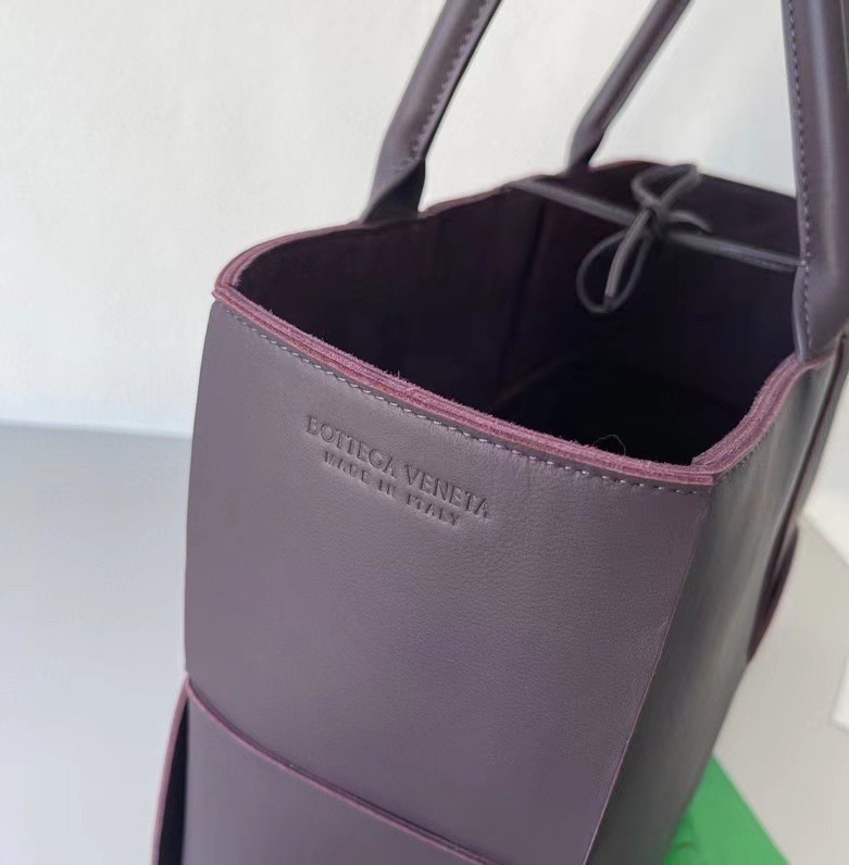 bo*te*ga Ve*ne*ta arco medium tote in fondant intrecciato lambskin