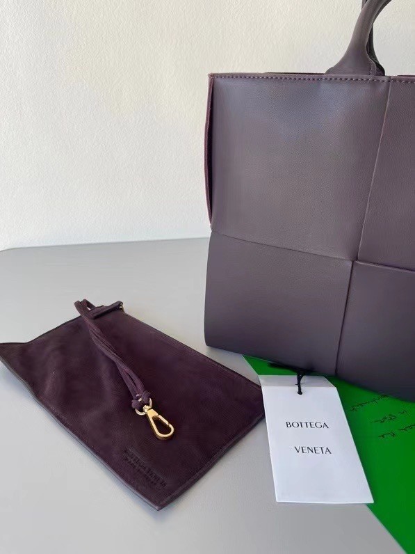 bo*te*ga Ve*ne*ta arco medium tote in fondant intrecciato lambskin