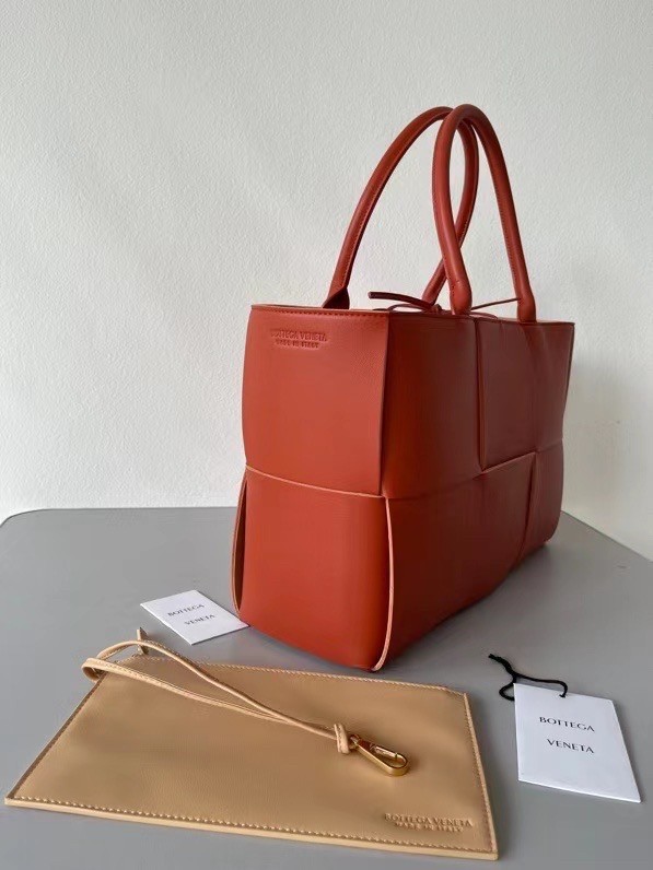 bo*te*ga Ve*ne*ta arco medium tote in maple intrecciato lambskin