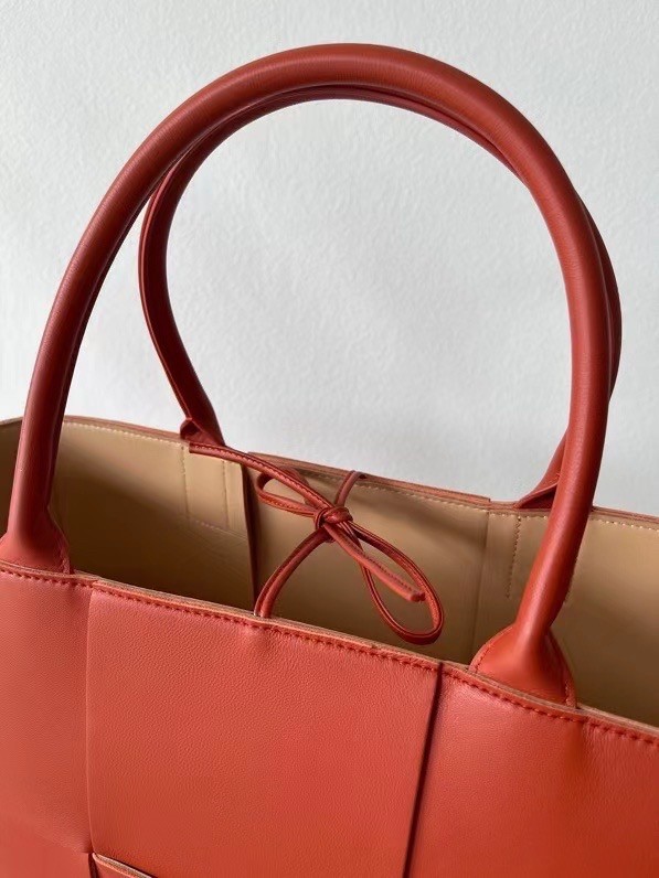 bo*te*ga Ve*ne*ta arco medium tote in maple intrecciato lambskin