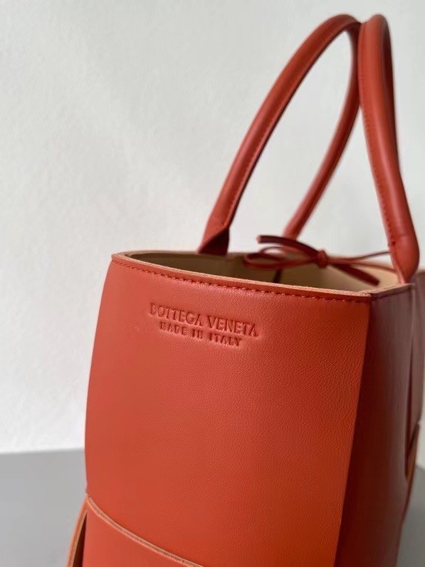 bo*te*ga Ve*ne*ta arco medium tote in maple intrecciato lambskin