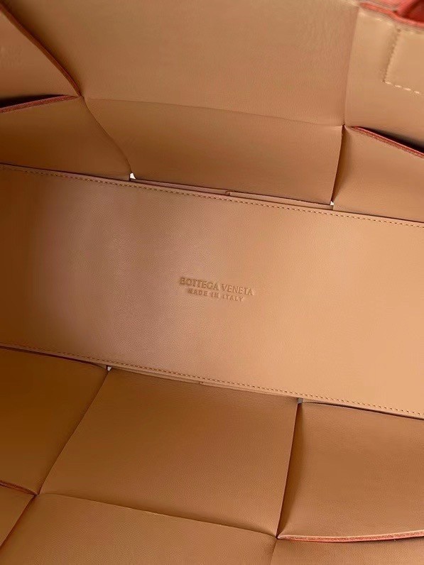 bo*te*ga Ve*ne*ta arco medium tote in maple intrecciato lambskin