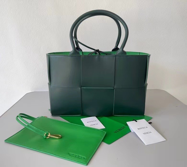 bo*te*ga Ve*ne*ta arco medium tote in raintree intrecciato lambskin
