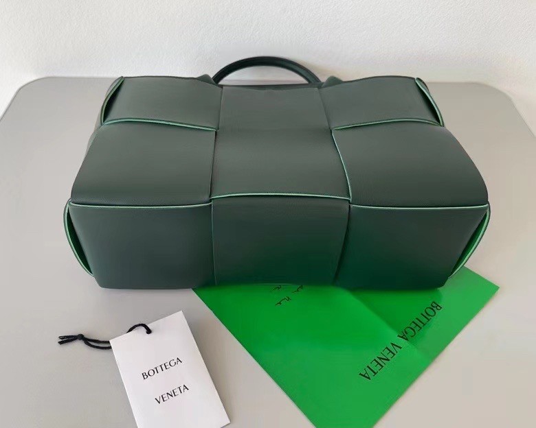 bo*te*ga Ve*ne*ta arco medium tote in raintree intrecciato lambskin