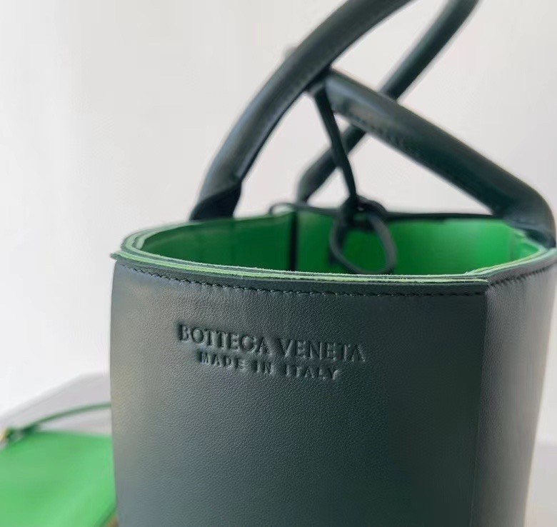 bo*te*ga Ve*ne*ta arco medium tote in raintree intrecciato lambskin