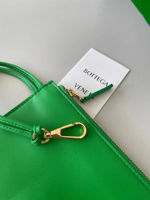 bo*te*ga Ve*ne*ta arco medium tote in raintree intrecciato lambskin