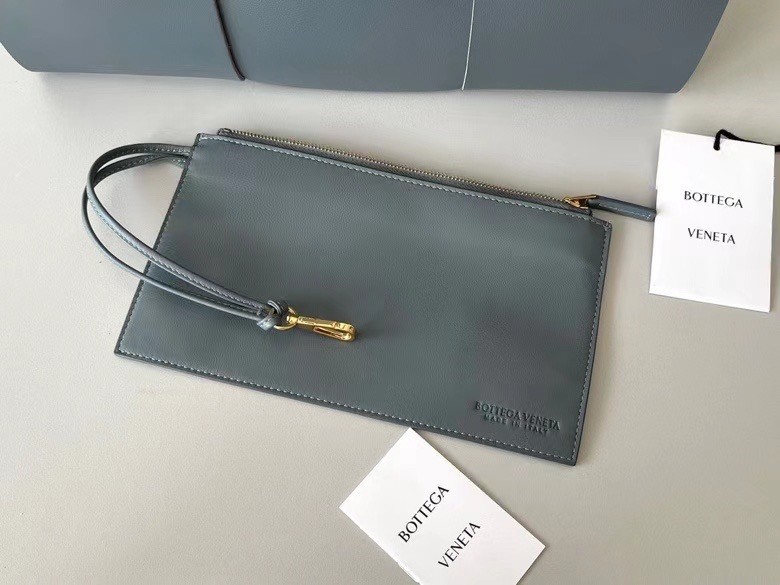bo*te*ga Ve*ne*ta arco medium tote in thunder intrecciato lambskin