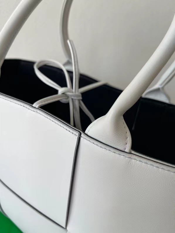 bo*te*ga Ve*ne*ta arco medium tote in white intrecciato lambskin