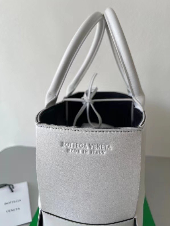 bo*te*ga Ve*ne*ta arco medium tote in white intrecciato lambskin