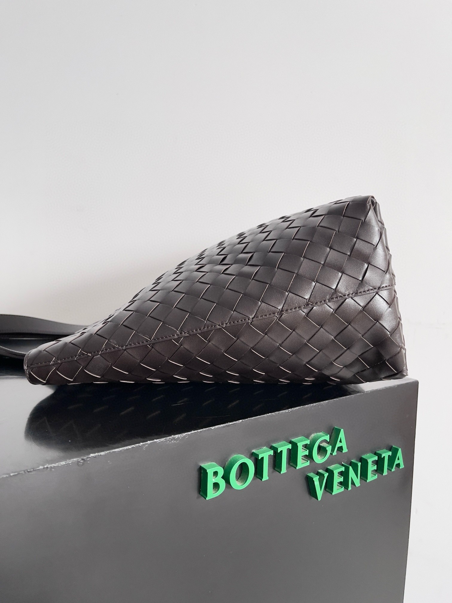 bo*te*ga Ve*ne*ta large zipped tote in fondant intrecciato calfskin