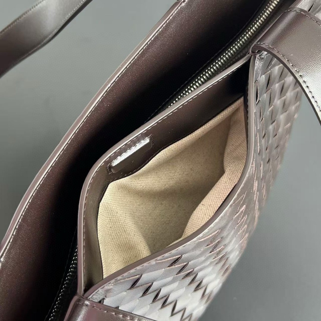 bo*te*ga Ve*ne*ta large zipped tote in fondant intrecciato calfskin