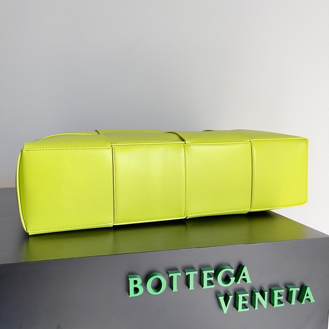 bo*te*ga Ve*ne*ta large arco tote bag in kiwi intrecciato calfskin