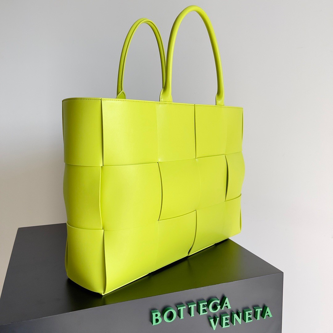 bo*te*ga Ve*ne*ta large arco tote bag in kiwi intrecciato calfskin