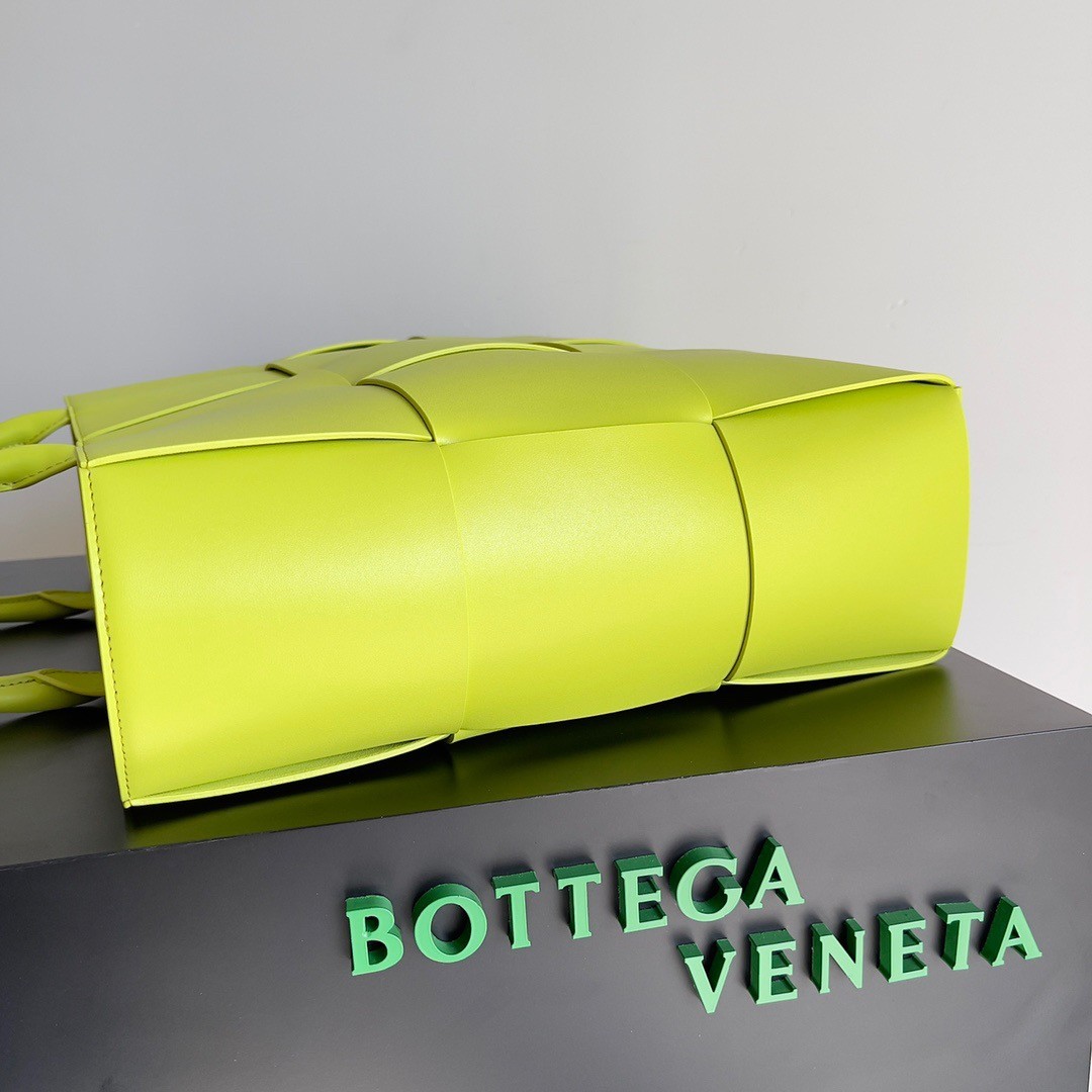 bo*te*ga Ve*ne*ta large arco tote bag in kiwi intrecciato calfskin