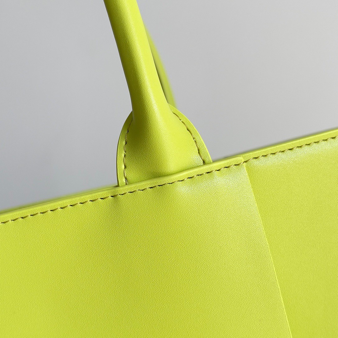 bo*te*ga Ve*ne*ta large arco tote bag in kiwi intrecciato calfskin