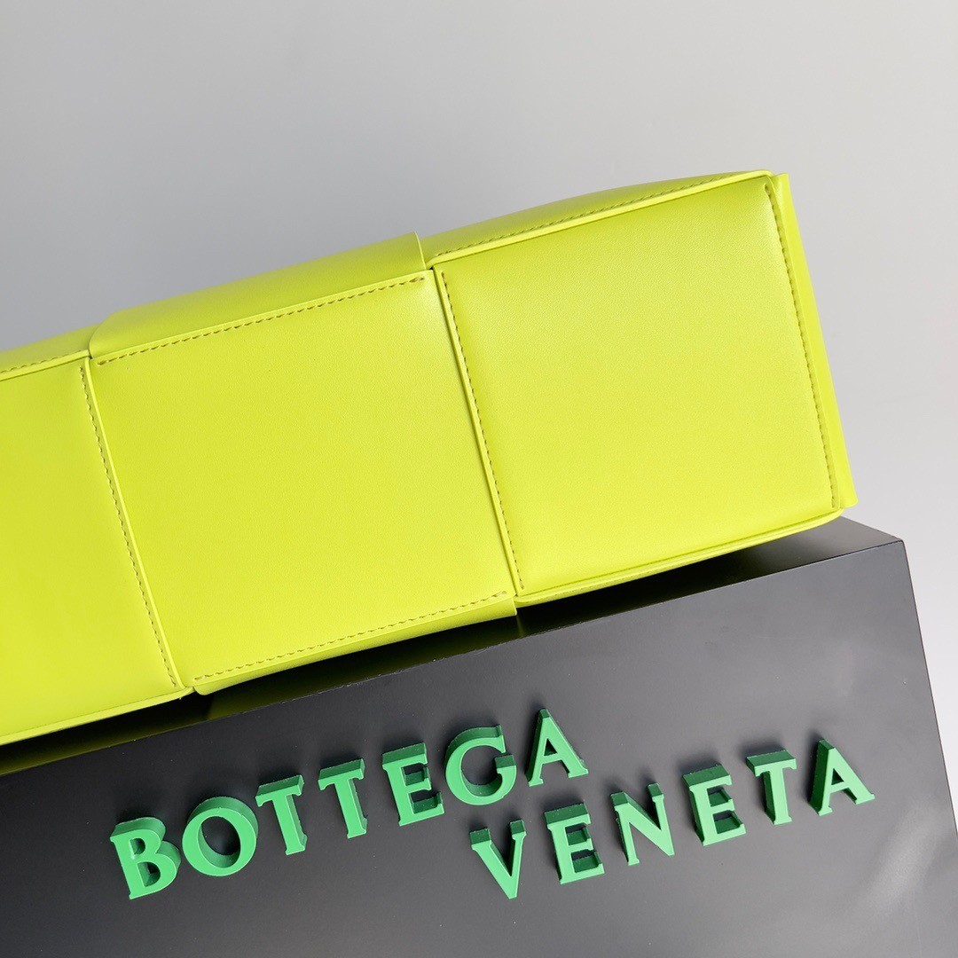 bo*te*ga Ve*ne*ta large arco tote bag in kiwi intrecciato calfskin