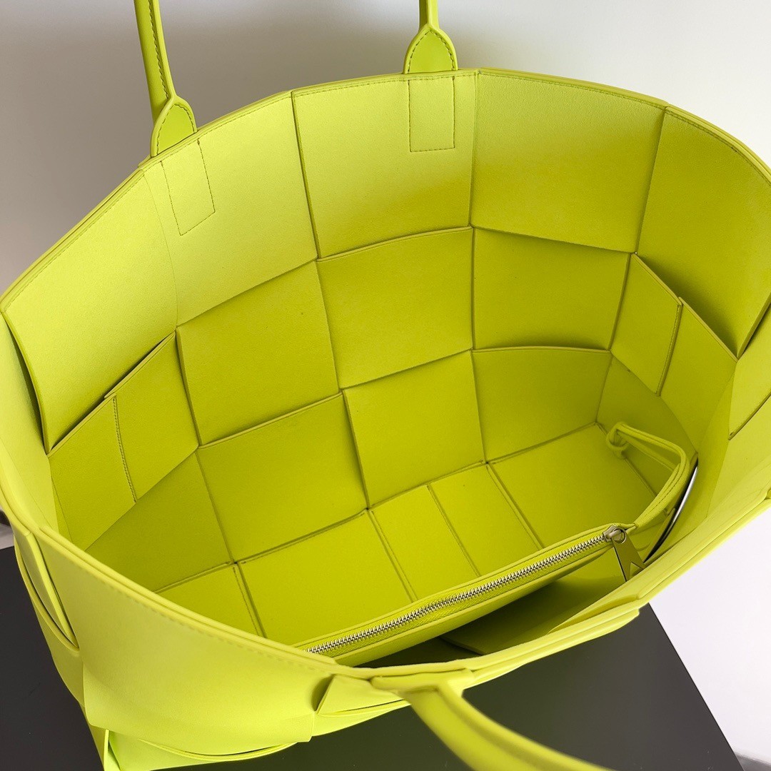bo*te*ga Ve*ne*ta large arco tote bag in kiwi intrecciato calfskin