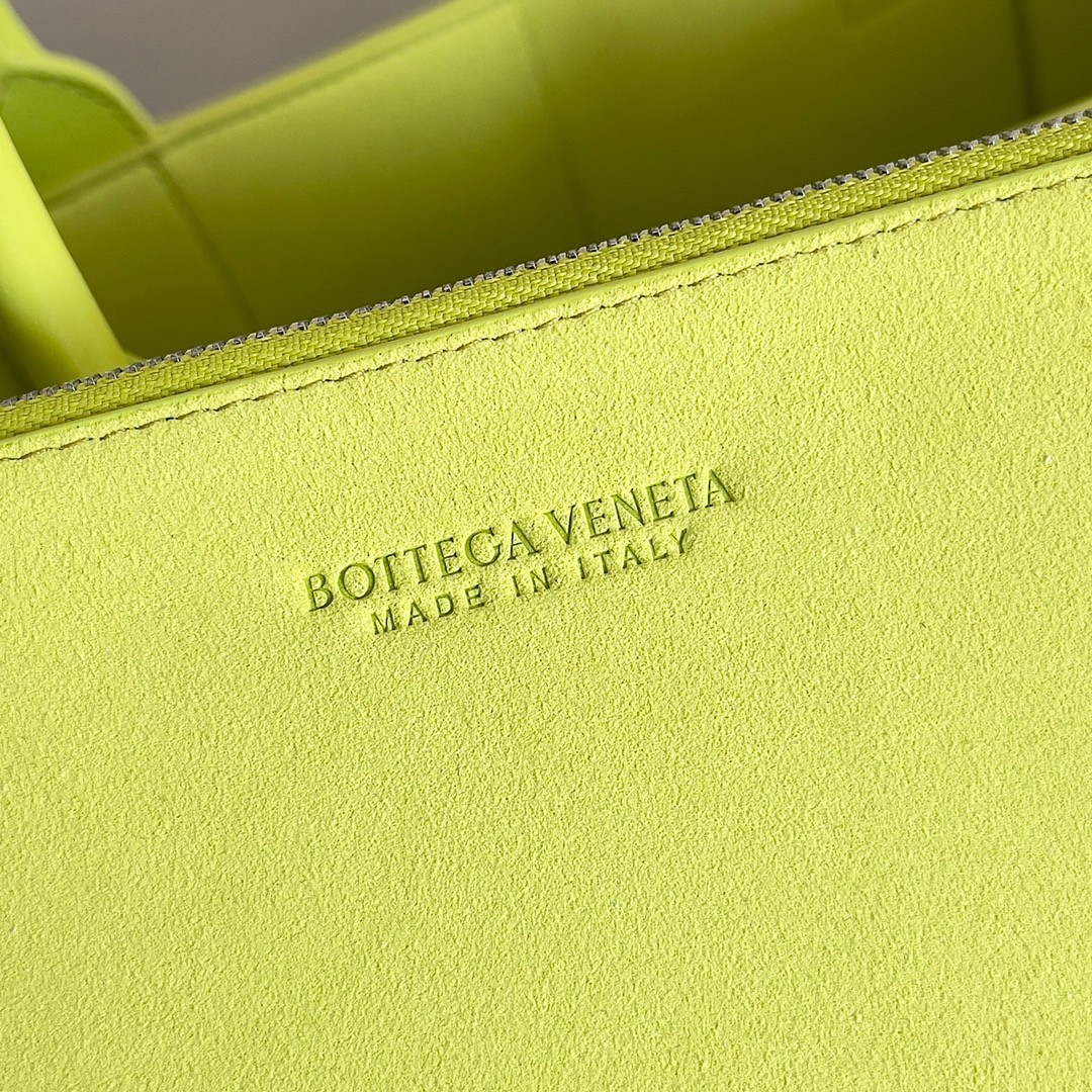 bo*te*ga Ve*ne*ta large arco tote bag in kiwi intrecciato calfskin