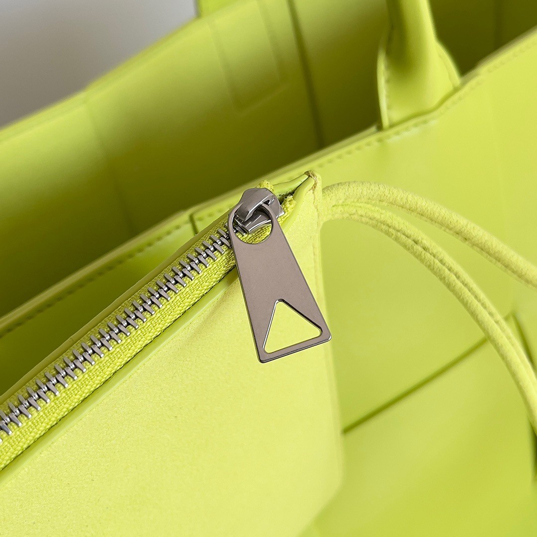 bo*te*ga Ve*ne*ta large arco tote bag in kiwi intrecciato calfskin
