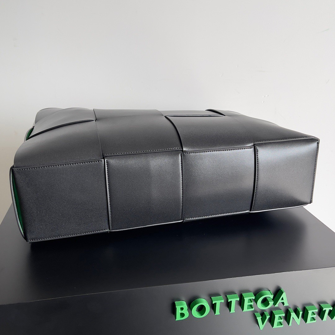 bo*te*ga Ve*ne*ta large arco tote bag in black intrecciato calfskin
