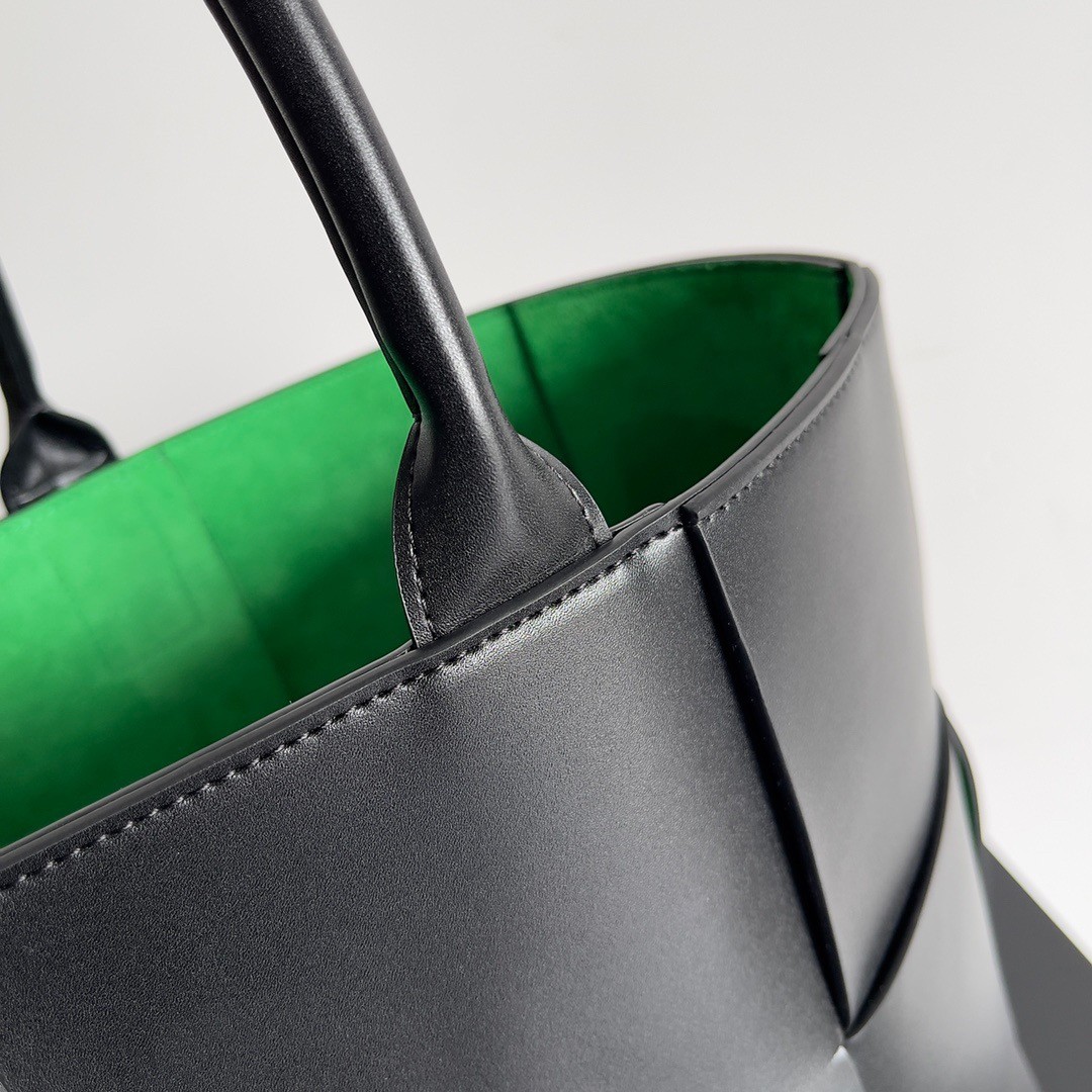 bo*te*ga Ve*ne*ta large arco tote bag in black intrecciato calfskin