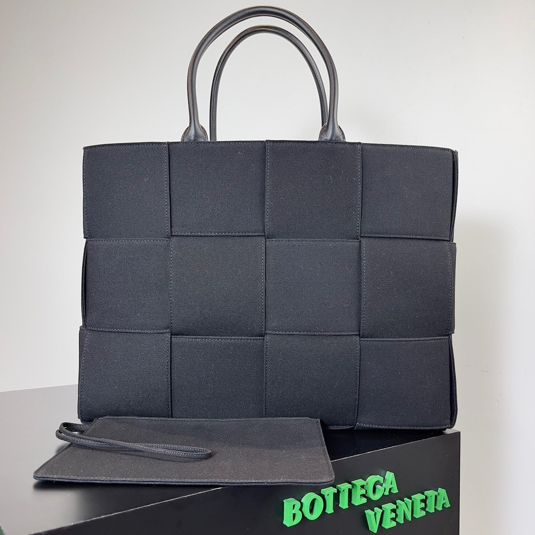bo*te*ga Ve*ne*ta large arco tote bag in black intrecciato canvas