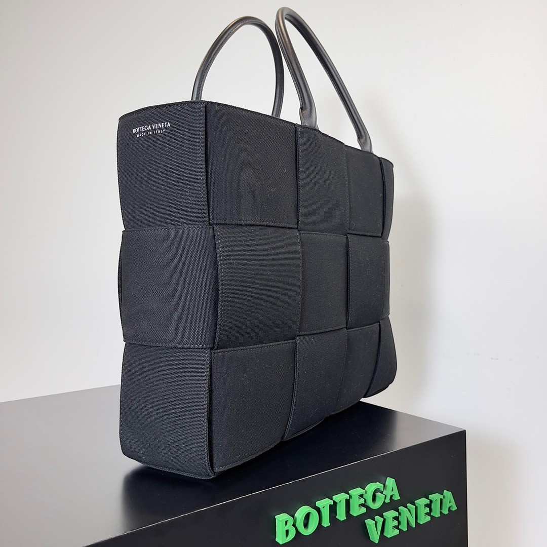 bo*te*ga Ve*ne*ta large arco tote bag in black intrecciato canvas