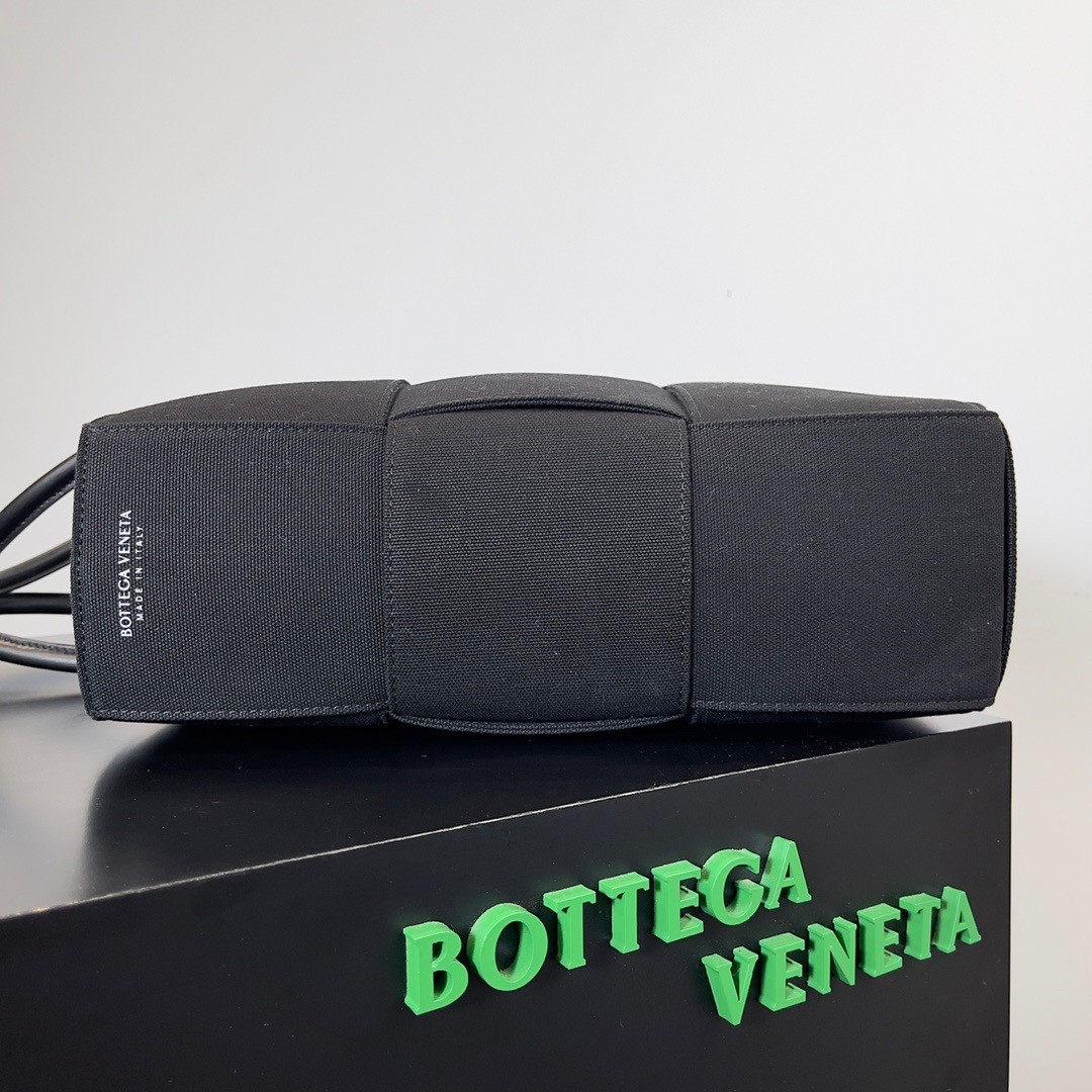 bo*te*ga Ve*ne*ta large arco tote bag in black intrecciato canvas