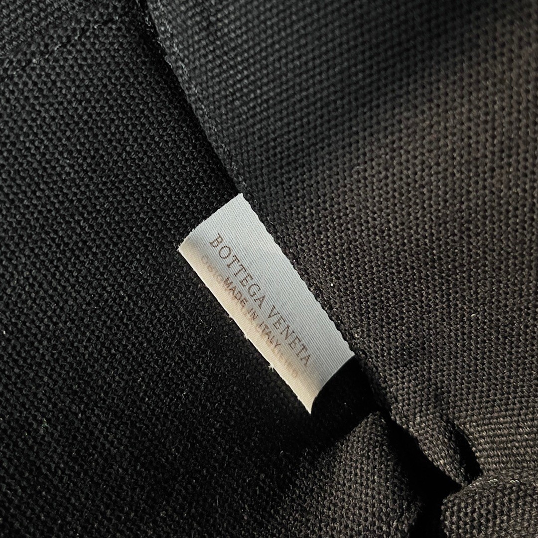 bo*te*ga Ve*ne*ta large arco tote bag in black intrecciato canvas