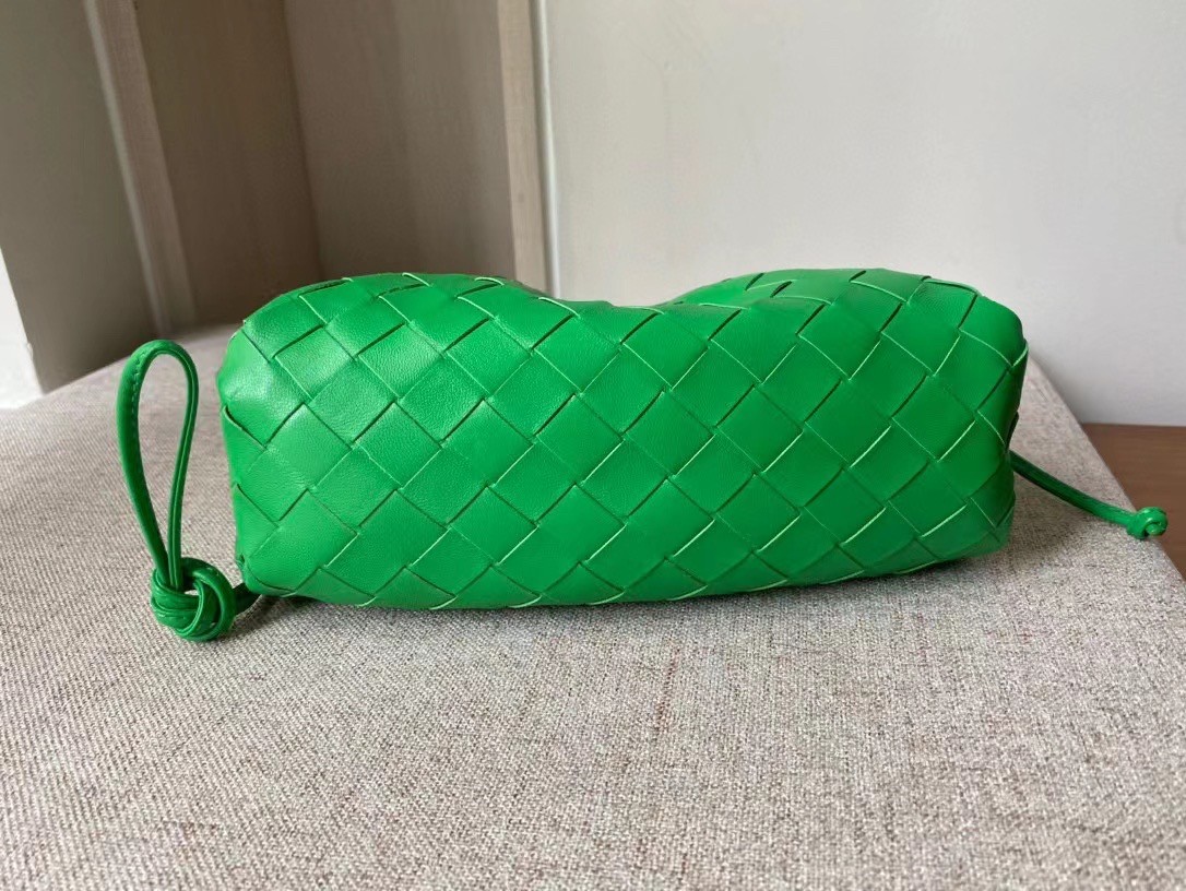 bo*te*ga Ve*ne*ta mini pouch in green intrecciato lambskin