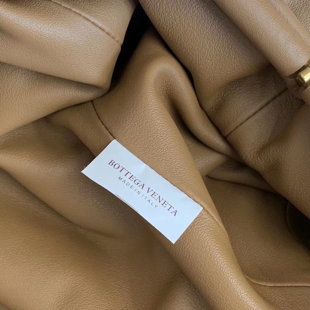 bo*te*ga Ve*ne*ta the pouch clutch in camel calfskin